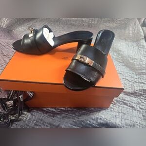 Hermés Gigi Black Mid-heel Palladium Kelly Closure Sandal